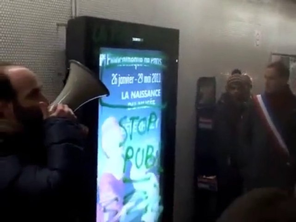 DÉBOULONNEURS action anti-pub Paris 29 01 11