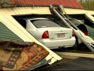 Queensland begins storm clean-up
