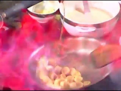 Bánh creps chuối dùng với thạch hoa cúc