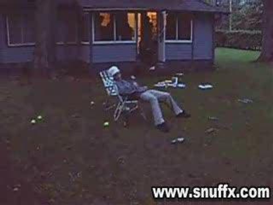 Snuffx-petard sou la chaise