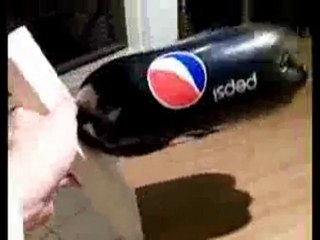 0092 - Test de gravité avec une bouteille de coca