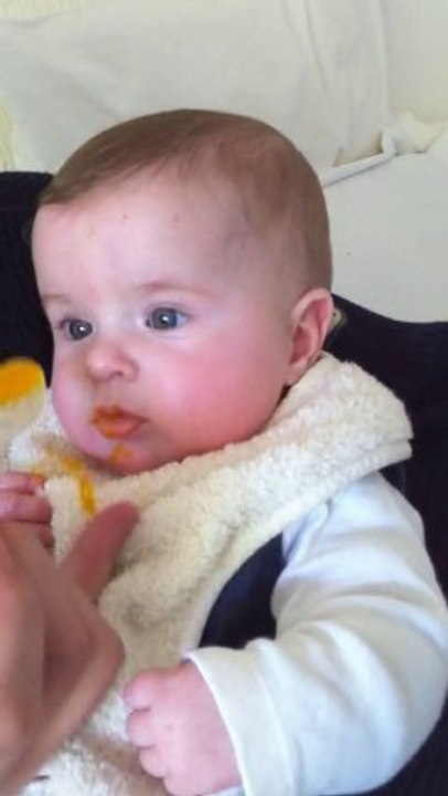 Ma première cuillère de carotte!