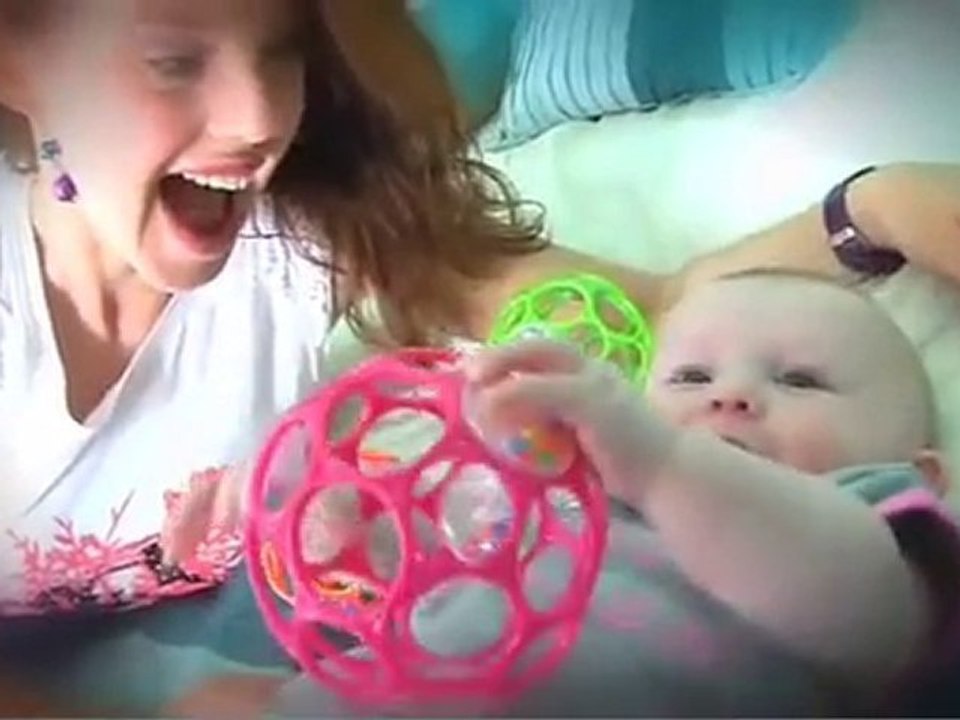 Oball Rattle fait la joie de bébé