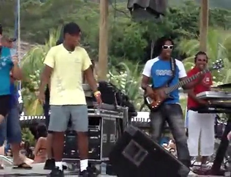 Boy dances samba so hard (Menino se acaba no pagode)