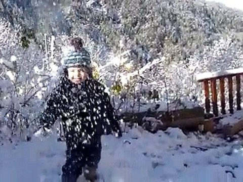 noé lance des boules de neiges