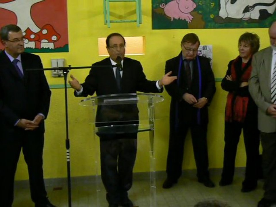 P1080577 Cantonales 2011/ François Hollande à Issoire /