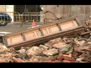 Un edificio abandonado se derrumba