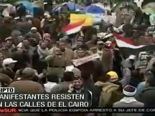 Manifestantes resisten el las calles de El Cairo