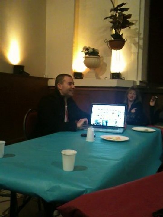 Chris chante lors de la rencontre du 30/01/2011