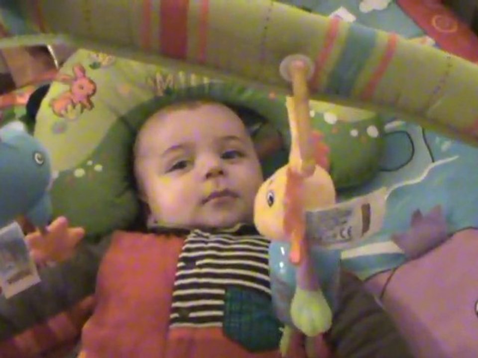 Baptiste (4 mois) dans son parc de jeux