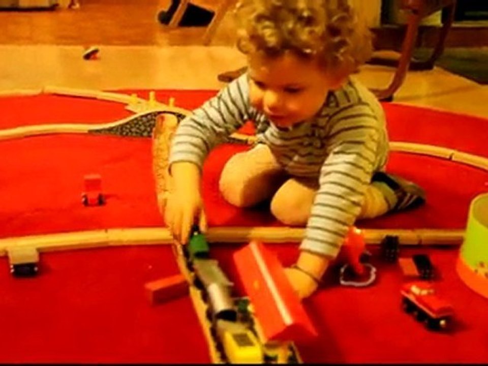 noé joue avec son train