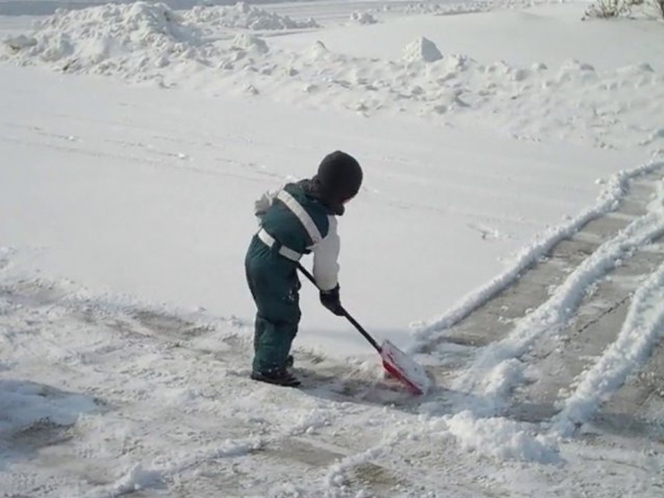 Clement degage la neige