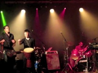 Les batteurs rient en concert