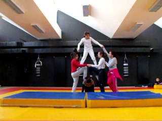 Enchaînement 4ème E acrosport College JC IZZO Marseille