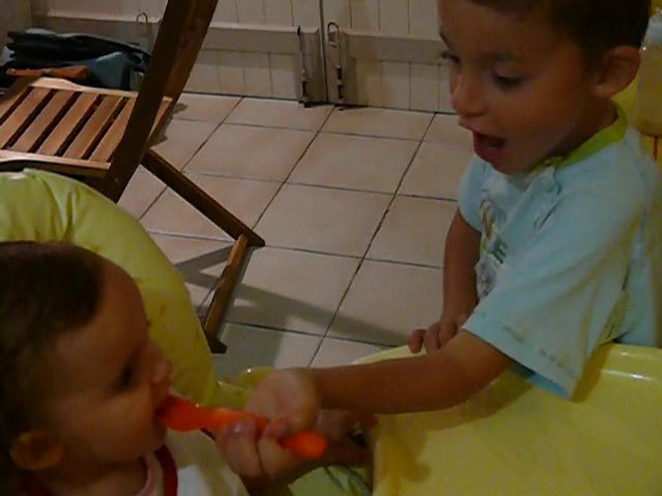 Clément donne à manger à sa soeur