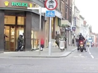 Una super abuela evita un atraco a bolsazos