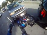 Crash moto: Un motard pris en sandwiches entre deux voitures