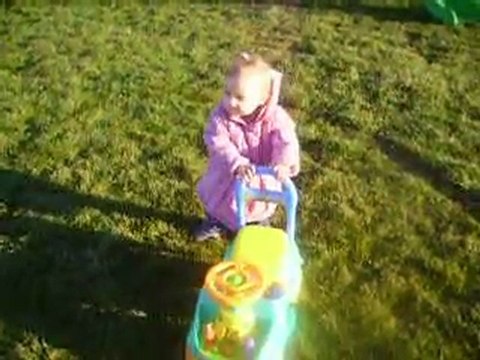 ma louloute qui commence ses premiers pas toute seule