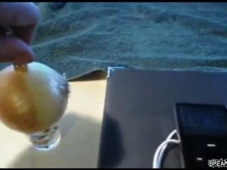 Ricaricare il lettore mp3 con una cipolla