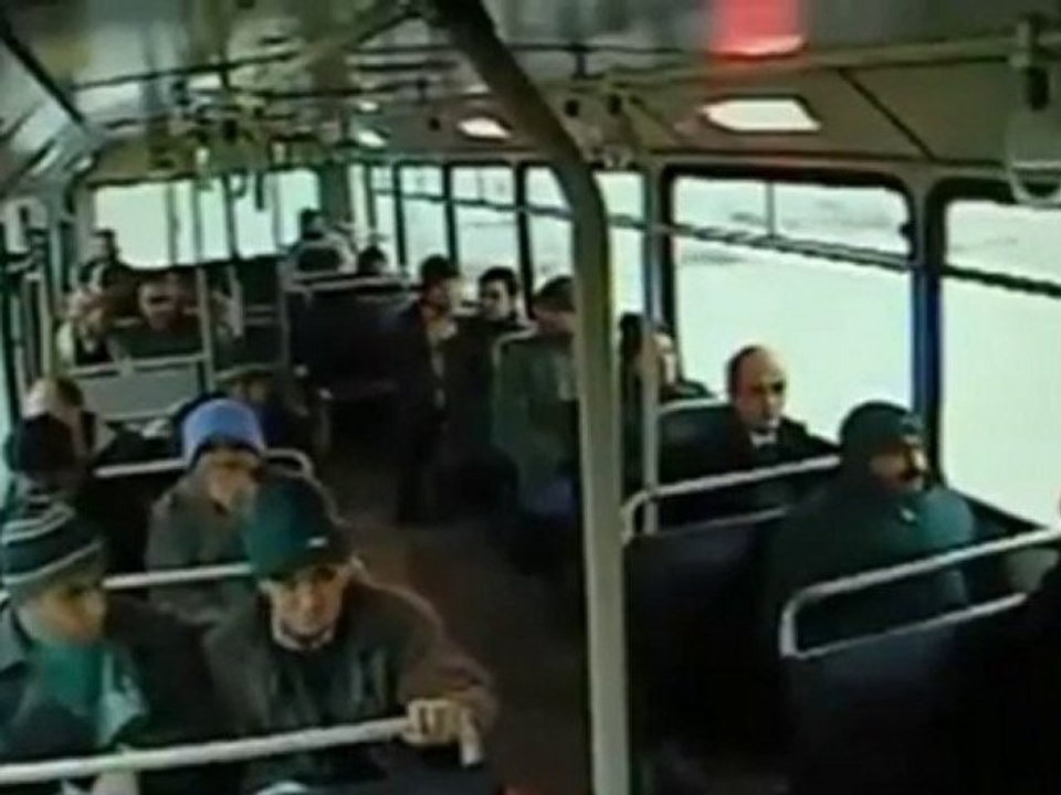 Bus speronato da un camion: le immagini all'interno