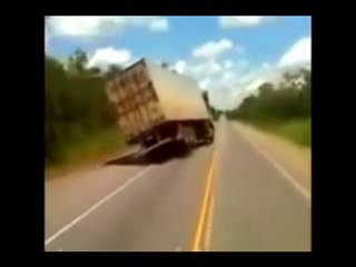 Camionista fuori di testa sbanda per strada