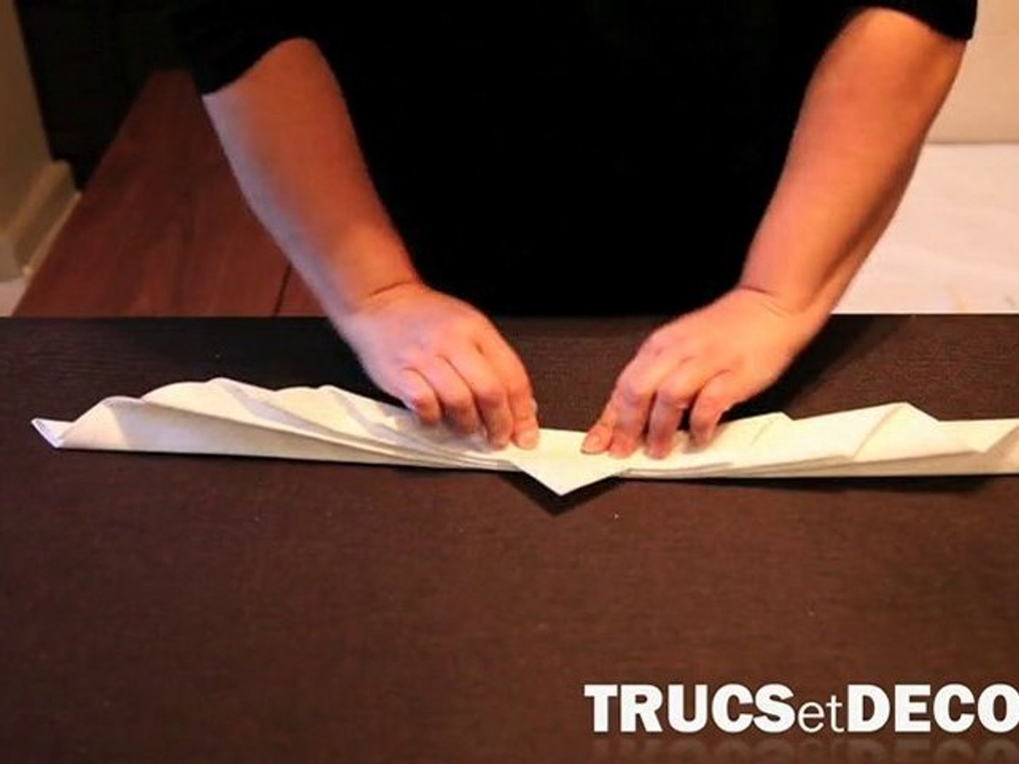 Pliage de serviette en feuille d'Arum par TrucsetDeco.com - Vidéo  Dailymotion