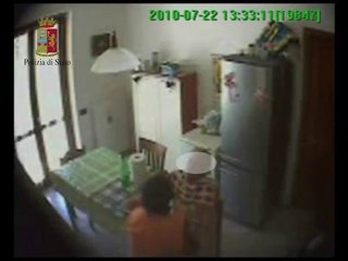 Massa: nel video schiaffi e pugni della badante. Le immagini della violenza all'anziana