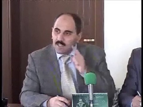 Azer Hasret Türk (Az) dili ilə bağlı çıxış ederken