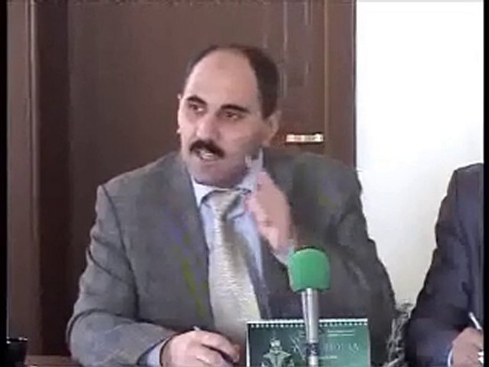 Azer Hasret Türk (Az) dili ilə bağlı çıxış ederken