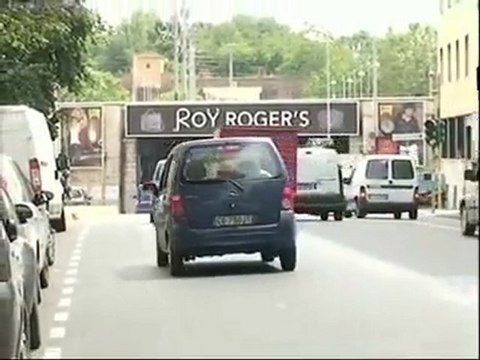 Non si ferma all'alt e si schianta contro un cordolo: morto