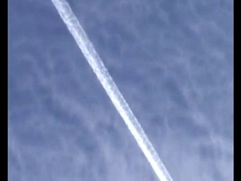 Yann présente :1 sur 3 CHEMTRAILS PEUPLE FRANCAIS 2011