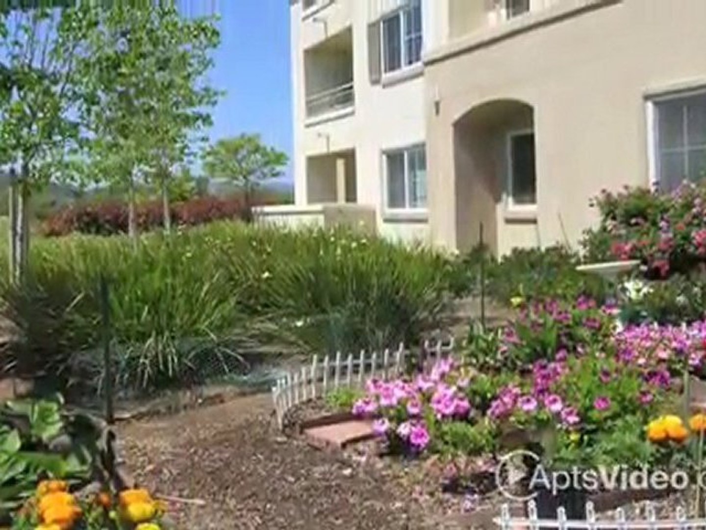 ⁣Royal Oaks - Senior Outlook