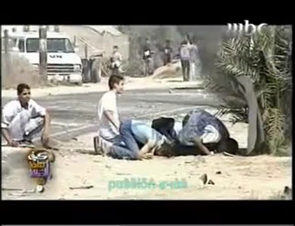 أطفال يصلون على أصوات الرصاص - مقطع مؤثر