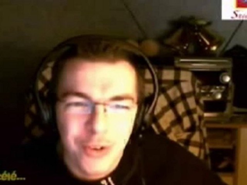 BUZZ UN CHANTEUR INCROYABLE SUR LE NET  ( il decouvre )