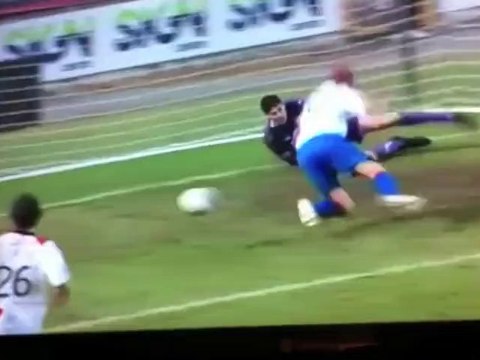 Adam Rooney inciampa sulla palla e sbaglia da due metri