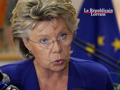 Roms : Viviane Reding persiste et signe