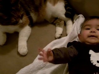 Emilie qui fait ses 1ers câlins à Mimine