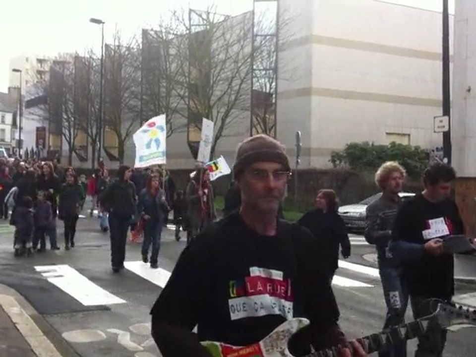 Quelques centaines d'enseignants manifestent au Mans