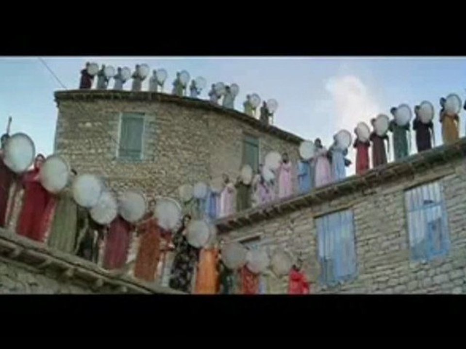 Derhênerê Kurd Bahman Ghobadî ji bo we distre.dengê wî xweş