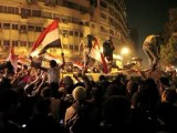 Egipcios agradecen al ejército en la Plaza Tahrir
