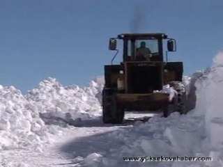 Gece gündüz yatmadan karla mücadele ettiler