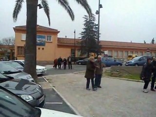 les mobiles homme devant la mairie de saint cyprien
