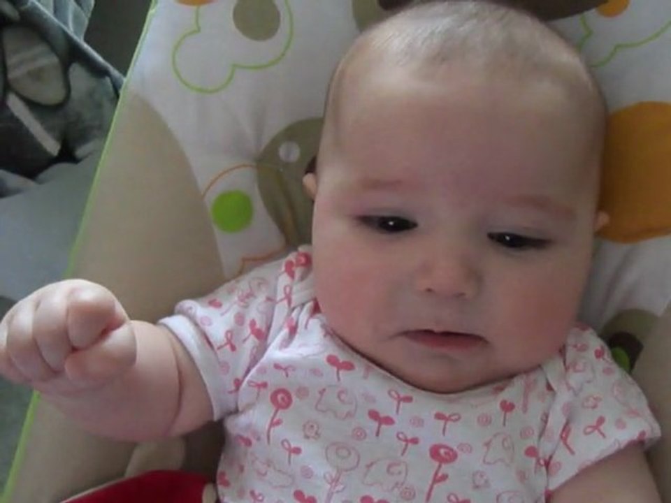 Elsa rigole avec maman