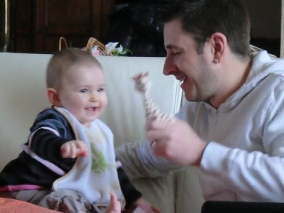 pha qui joue avec papa et siffle a la fin de la vidéo