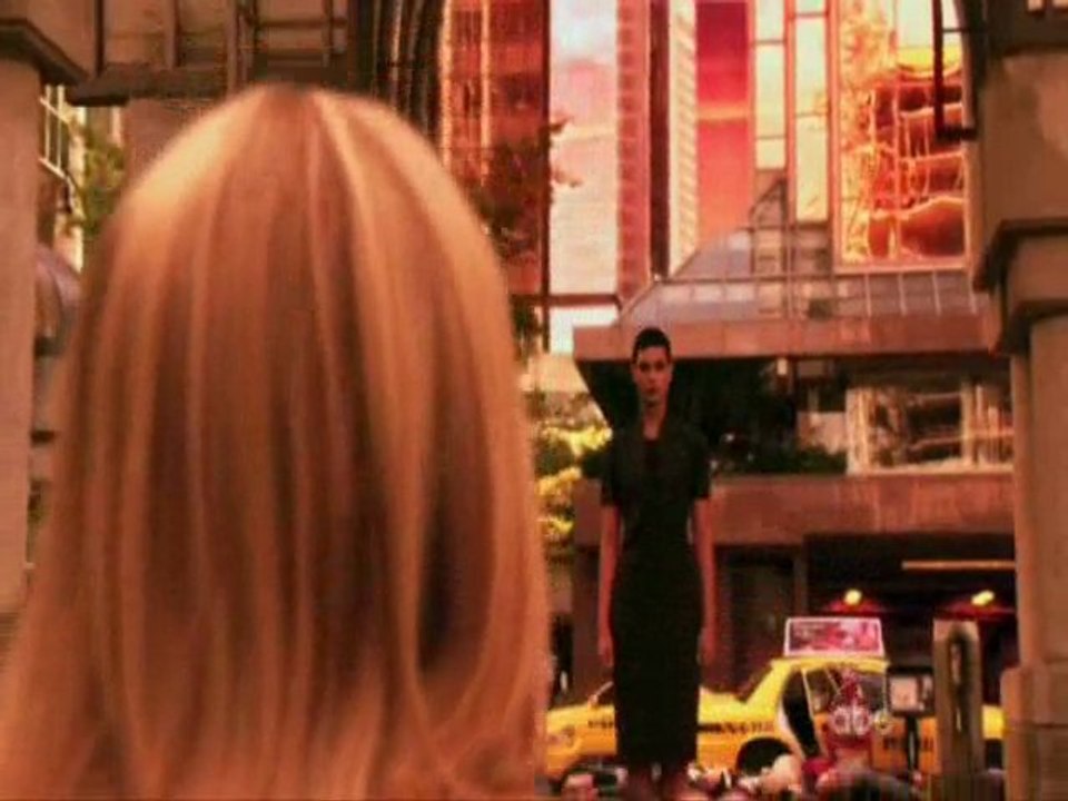 les visiteurs "V" série tv 2010 Début de la saison 2 extrait