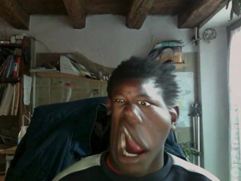 Rossi fait des grimaces devant la webcam