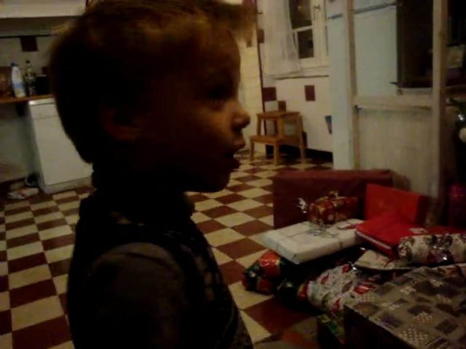 Eskil découvre les cadeaux de Noël
