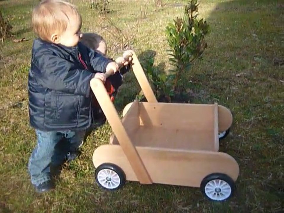 E&C poussent le chariot dans le jardin