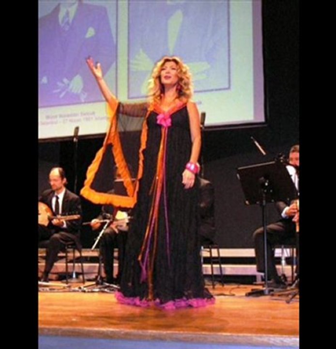 Elif Güreşçi Çiftçioğlu--Güllerin Rengine Bir Bak