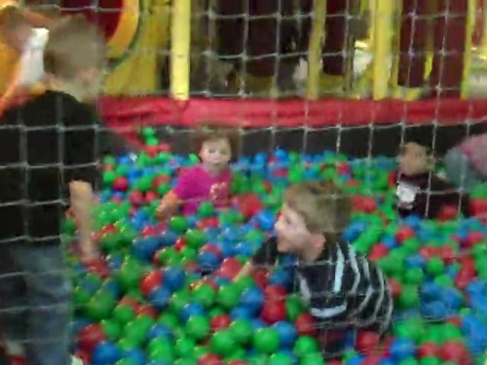 Clement joue dans la piscine de balles